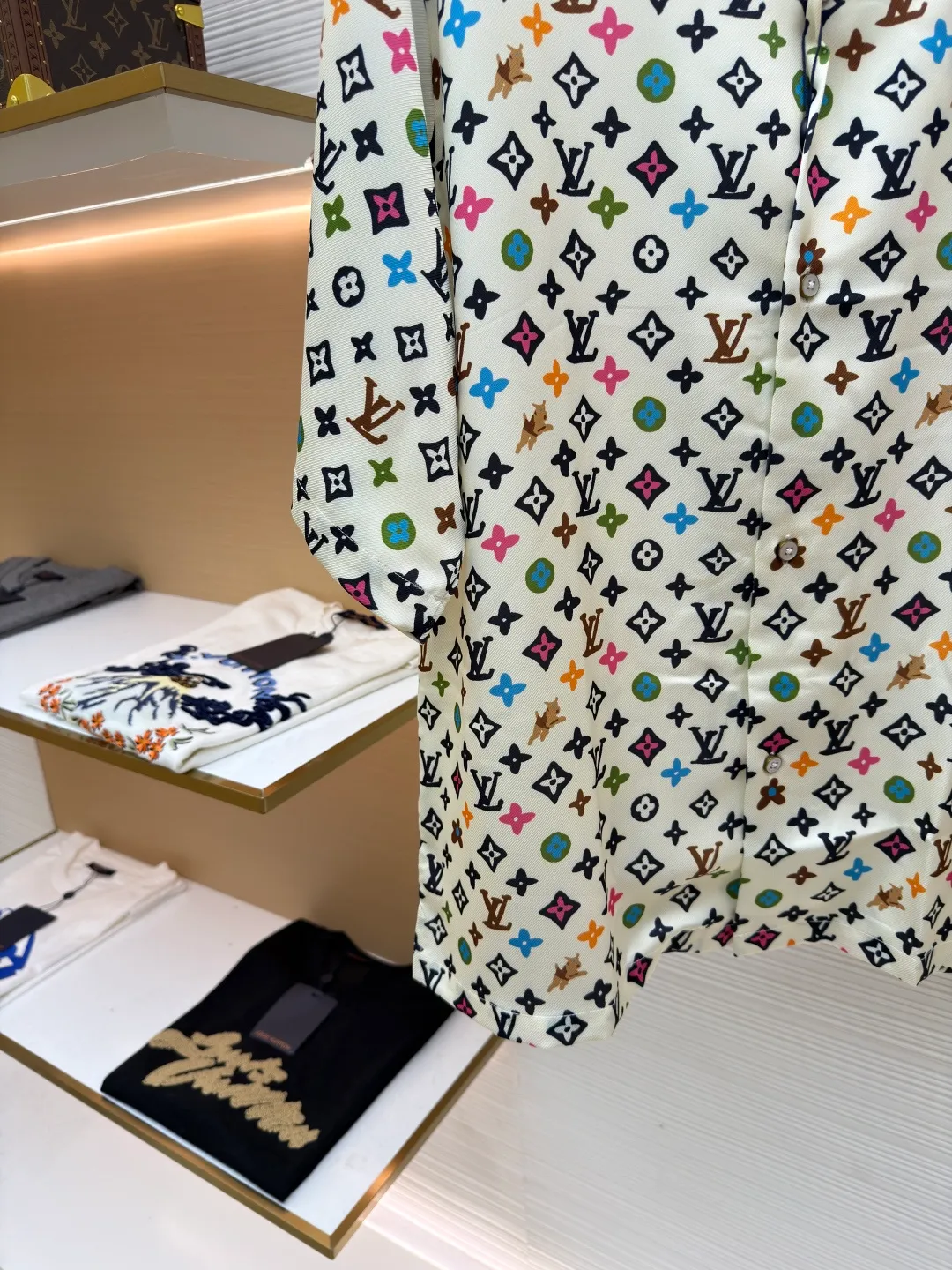 LOUIS VUITTON Tyler co-branded printed shirt ●Original version: Purchased and developed for 14600 ●Item number: 1681497-A85 ●Fabric: Tencel double-sided twill satin fabric ●Technology: Printing ●Color: Color ●Version: Fitted version ●Weight: about 240 grams ●Size: XS-S-M-L ●Description: The fabric is made of Tencel double-sided twill satin, active digital direct printing technology, imported environmentally friendly biodegradable penetrating ink printing, Y-plate pattern design is scanned, high-definition detailed drawings are drawn with hand-made electronic pens, and the letter edge color penetration effects are all available. The pattern is cut from a piece of cloth, the front panel is restored, and all the letters on the front and back cuffs are positioned as the starting position. Positioning letters are taken from both sides of the collar corner. Bronze material hand-stitched buttons are molded and inlaid with natural shells and white butterfly engraved buttons on the inside. The overall wiring is straight and delicate, the fabric is comfortable and soft, and the color is consistent without color difference. It can be matched with the same style to create a fashionable look and control various occasions. Customized accessories, complete with three standards, same style for men and women!